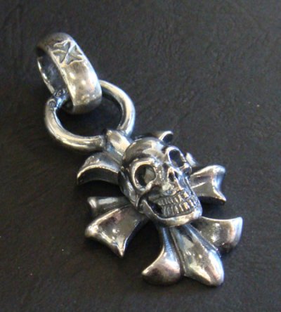 Photo2: Skull On Gothic Cross Pendant