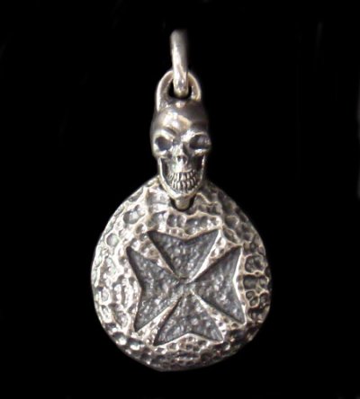 Photo1: Maltese Cross Blob With Skull Pendant