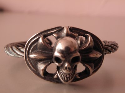 Photo2: Skull On Cross Oval With Roller Tip Wire Bangle