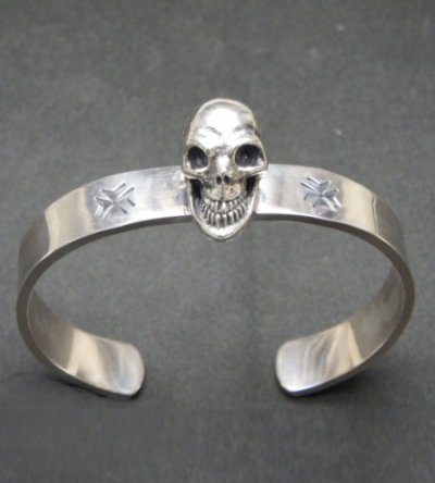 Photo2: Skull On Flat Bar Bangle