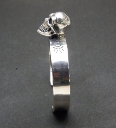 Photo4: Skull On Flat Bar Bangle