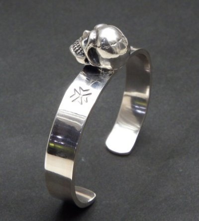 Photo3: Skull On Flat Bar Bangle