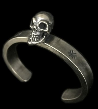 Photo1: Single Skull On Flat Bar Bangle Bold