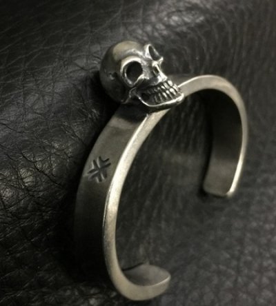 Photo2: Single Skull On Flat Bar Bangle Bold