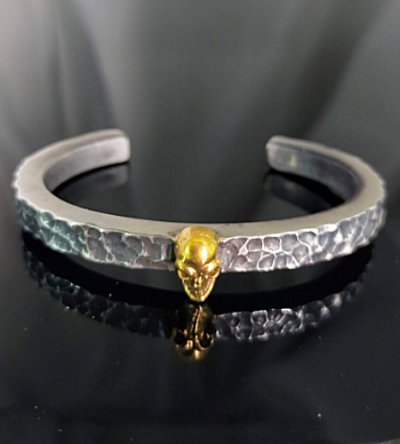 Photo1: 10K Gold Twelve Small Skull On 6.5mm Wide Side Flat Chiseled Bangle Bold