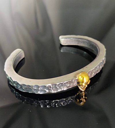 Photo2: 10K Gold Twelve Small Skull On 6.5mm Wide Side Flat Chiseled Bangle Bold