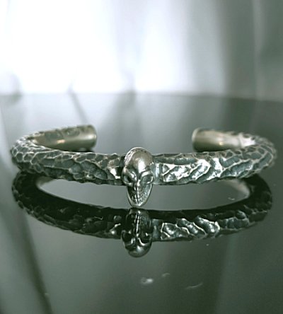 Photo1: Twelve Small Skull On 7.5mm Chiseled Wire O-ring Bangle