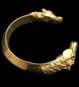 18k Gold Horse Triangle Wire Bangle