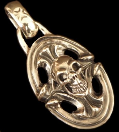 Photo1: Skull On Sculpted Oval With H.W.O Pendant