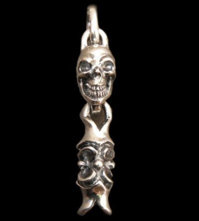 Photo1: Single Skull With Macarroni Pendant