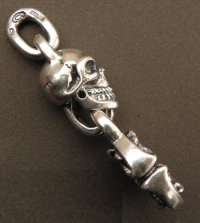 Photo2: Single Skull With Sculpted Oval Pendant