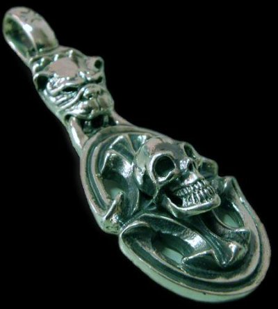 Photo1: Old Bulldog & Sculpted Oval On Skull Pendant