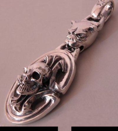 Photo2: Bulldog & Sculpted Oval On Skull Pendant