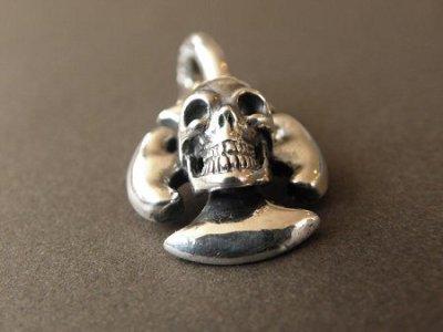 Photo2: Half Skull On Battle-Ax Pendant