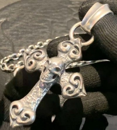 Photo2: Skull On Half 4Heart Chiseled Cross With Chevron Bail Pendant