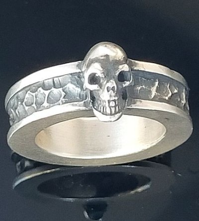 Photo2: Twelve Small Skull On 7.5mm Wide Side Flat Chiseled Reel Ring