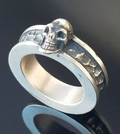 Photo1: Twelve Small Skull On 7.5mm Wide Side Flat Chiseled Reel Ring