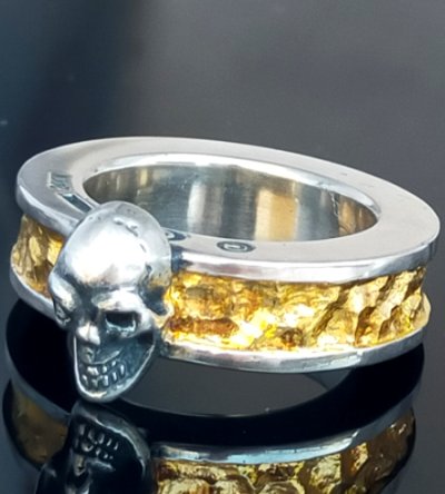 Photo2: Pure Gold Wrap Twelve Small Skull On 7.5mm Wide Side Flat Chiseled Reel Ring