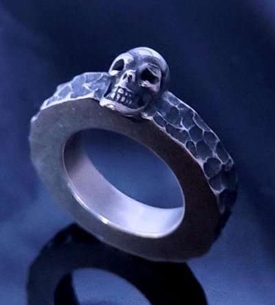 Photo2: Twelve Small Skull On 6.5mm Wide Side Flat Chiseled Ring Bold