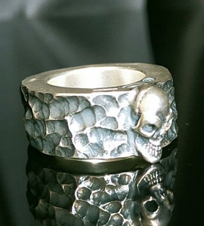 Photo2: Twelve Small Skull On 11mm Wide Side Flat Chiseled Ring Bold