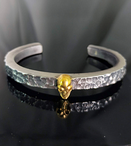 10K Gold Twelve Small Skull On 6.5mm Wide Side Flat Chiseled Bangle Bold