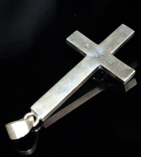 Skull On Plain Petro Cross Pendant [Half]