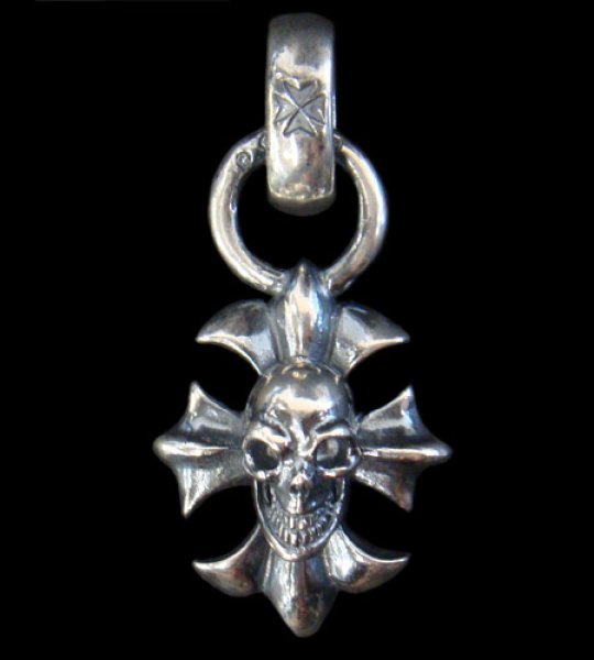 Photo1: Skull On Gothic Cross Pendant (1)