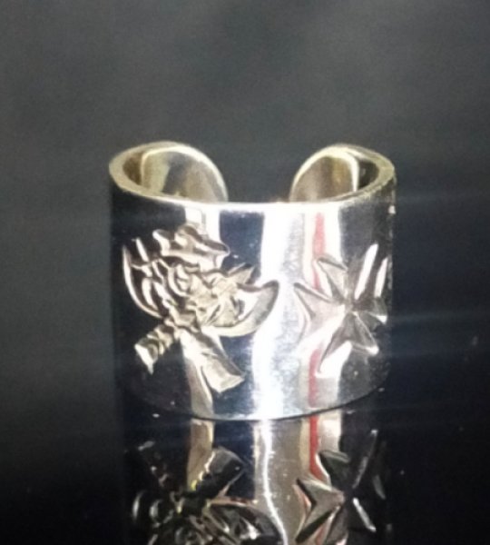 Photo1: Battle-Ax With Maltese Cross Ear Cuff (1)