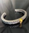 Photo2: 10K Gold Twelve Small Skull On 6.5mm Wide Side Flat Chiseled Bangle Bold (2)