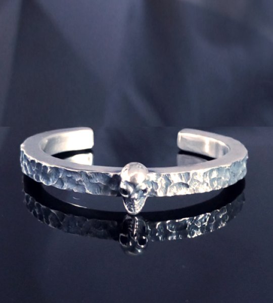 Photo1: Twelve Small Skull Pierce On 6.5mm Wide Side Flat Chiseled Bangle Bold [BG-85] (1)