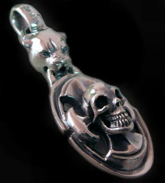 Photo1: Panther & Battle-Ax On Skull Pendant (1)