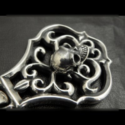 Photo1: Skull On Arabesque Pendant