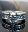 Photo3: Twelve Small Skull On 7.5mm Wide Side Flat Chiseled Reel Ring (3)